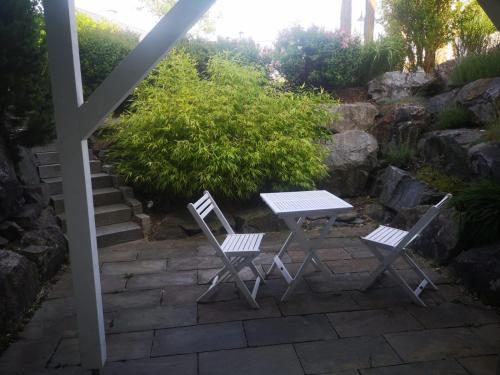 - 2 chaises et une table de pique-nique sur la terrasse dans l'établissement Gästezimmer Ahornweg, à Villingendorf