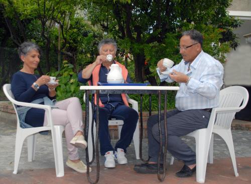 Casalbergo700 في مارينا دي فوسكالدو: مجموعة من ثلاثة أشخاص يجلسون على طاولة يشربون القهوة