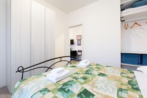 ein Schlafzimmer mit einem Bett mit einer bunten Decke darauf in der Unterkunft Renovated Flat Subway Yellow Line in Mailand