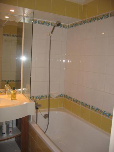 a bathroom with a tub and a sink and a shower at Le Mazot - Avoriaz- séjours du dimanche au dimanche in Avoriaz