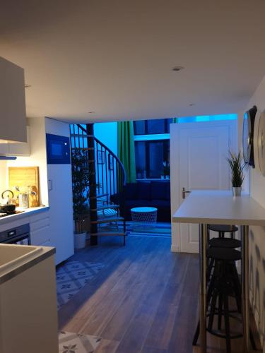 une cuisine et un salon avec une table et des chaises dans l'établissement Loft Luxe Liberté, à Marseille