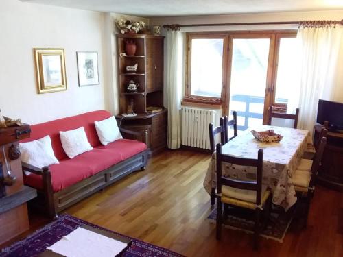 sala de estar con sofá rojo y mesa en Monte Cervino apartment AS14, en Breuil-Cervinia