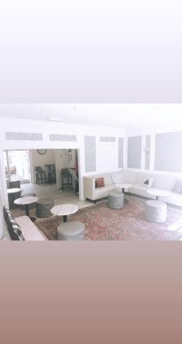 Ruang duduk di Charnwood Regency Guest House