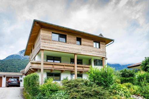 SchwoichにあるFerienwohnung Ellmererの山を背景にした木造家屋