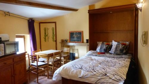 a bedroom with a bed and a table and chairs at Le Minervois in Carcassonne