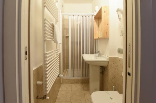 a small bathroom with a toilet and a sink at Daglingegneri in Pisa