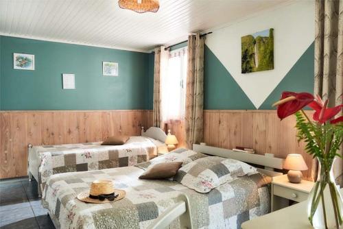 Les Avironsにあるchez mamieの青い壁の部屋にベッドが2つある