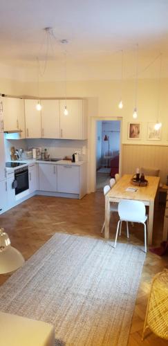uma cozinha e sala de estar com uma mesa e uma sala de jantar em Red flat by GrazRentals direct by University & free parking em Graz