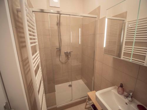 een badkamer met een douche en een wastafel bij Red flat by GrazRentals direct by University & free parking in Graz