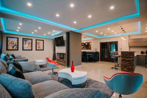 a living room with a couch and a table at Mountain Paradise & Wellness in Izvoare