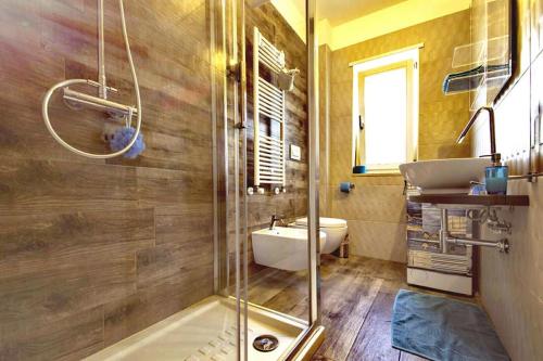 La salle de bains est pourvue d'une douche, d'un lavabo et de toilettes. dans l'établissement Dimora Silcla 2, à Polignano a Mare