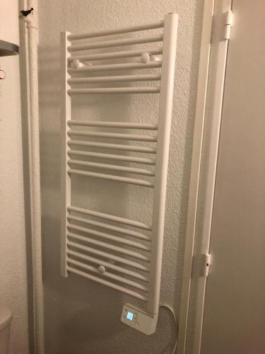 eine Metalltür eines Kühlschranks im Bad in der Unterkunft La Madrague in Saint-Cyr-sur-Mer