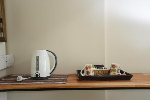 a coffeemaker sitting on a counter with a tray at Kau Si Aike in El Chalten
