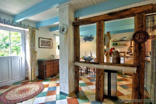 un salon avec cheminée et une cuisine dans l'établissement L~ABERCaiL, à Plouguin