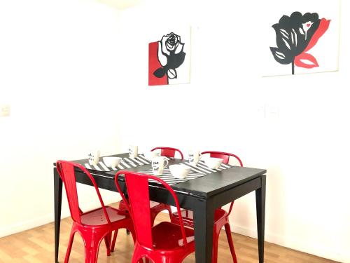 a black table with red chairs in a room at Apartamentos de Maria en Martinez! Av Libertador con Patio! in Martínez