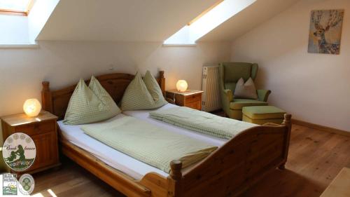 sypialnia z dużym łóżkiem i krzesłem w obiekcie Kinderparadies Bachbauer w mieście Mondsee