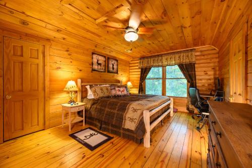 - une chambre avec un lit dans une cabane en rondins dans l'établissement Smokies Overlook Lodge, à Waynesville