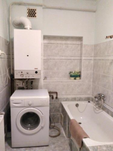bagno con lavatrice e vasca. di Diófás Vendégház Mórahalom a Mórahalom