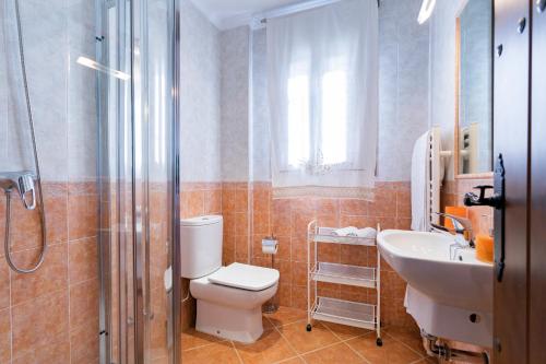 een badkamer met een toilet, een wastafel en een douche bij Holiday Home El Encinar in Alcaucín