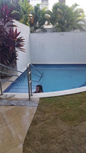 勒西菲的住宿－Flat Graças，女人躺在游泳池里