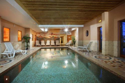 - une piscine dans une maison avec des chaises et des tables dans l'établissement Chalet Apartment Oz Station 4 star T3 well equipped & next to pistes, à Oz