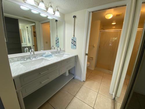 Ένα μπάνιο στο 4330 Shorewalk lakeview condo close to IMG and Beach
