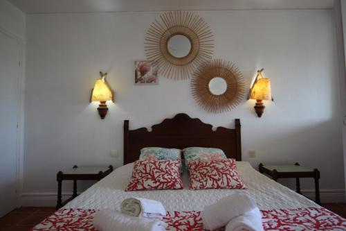 een slaapkamer met een bed met kussens en een spiegel bij Jolie studio meublé avec petite vue mer in Saint-François