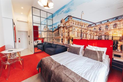 um quarto com uma cama king-size e um quadro na parede em Cities Gallery Apart-hotel em Lviv
