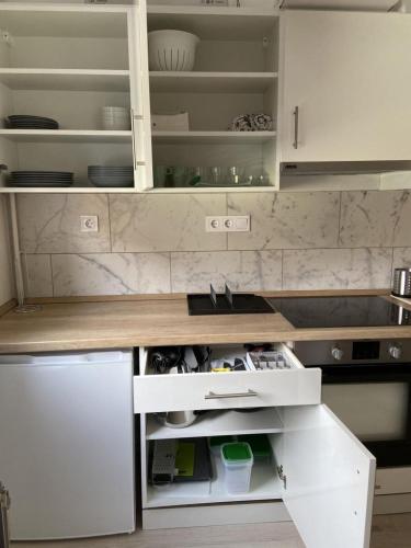 iHome Apartman 8.0 في بيتْش: مطبخ بدولاب بيضاء وقمة كونتر