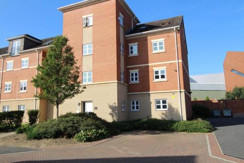 a large brick building with a tree in front of it at Sunnydale Serviced Apartments - Central Wakefield, spacious apartment in Wakefield