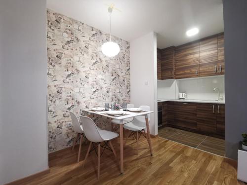 eine Küche mit einem Tisch und Stühlen im Zimmer in der Unterkunft CITY in Banja Luka