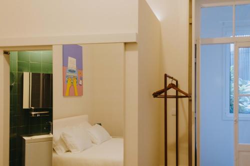 Un dormitorio pequeño con una cama y un espejo. en aDuquesa - GuestHouse, en Oporto