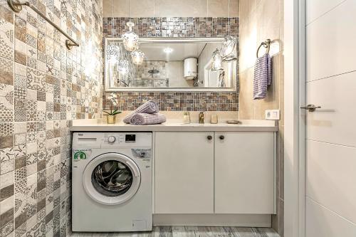 a bathroom with a washing machine and a sink at Luxury apartment Orlando in Adeje
