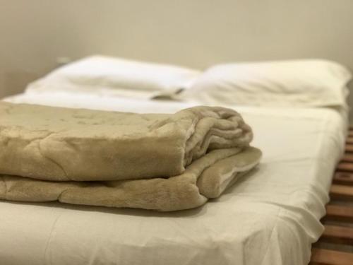 a pile of towels sitting on top of two beds at DeROSE Ipanema - quarto no coração de Ipanema in Rio de Janeiro