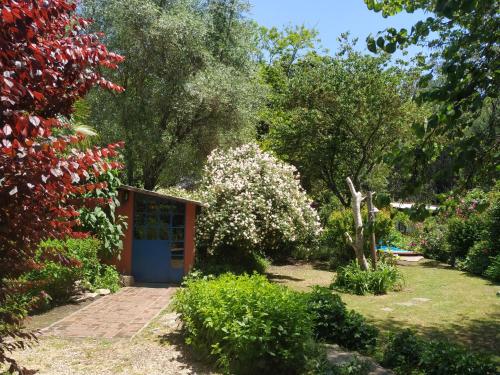 a garden with a small shed next to some flowers at Casa de campo, surf, pesca y golf in Miramar