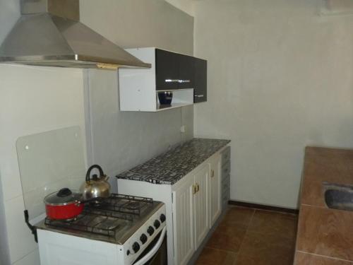 uma cozinha com um fogão e um fogão forno superior em PORTOFINO BARRIO COUNTRY em Piriápolis