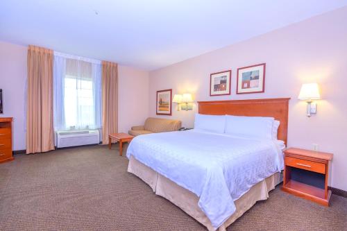Candlewood Suites Houston I-10 East by IHGにあるベッド