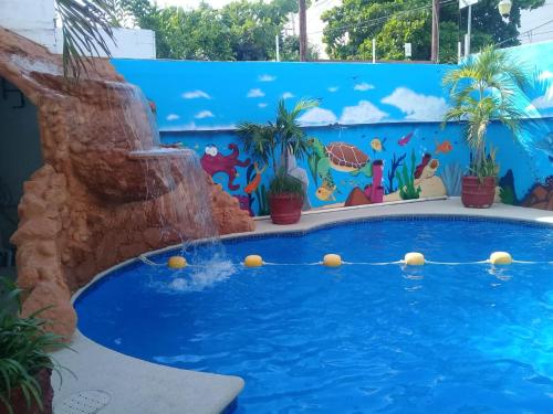 una piscina en un parque acuático con un mural en HOTEL PARAISO ACAPULCO en Acapulco