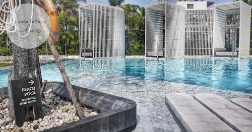 uma piscina num resort com uma mangueira de água em VERANDA PATTAYA BY LUX - Beach Collection em Praia de Jomtien