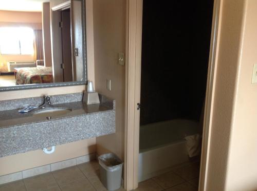 Ένα μπάνιο στο Budgetel Inn and Suites