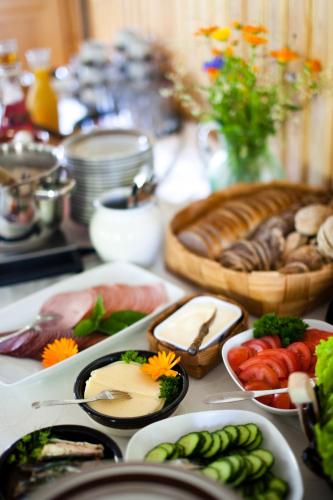 een tafel met borden eten op een tafel bij Resort Naaranlahti in Punkaharju