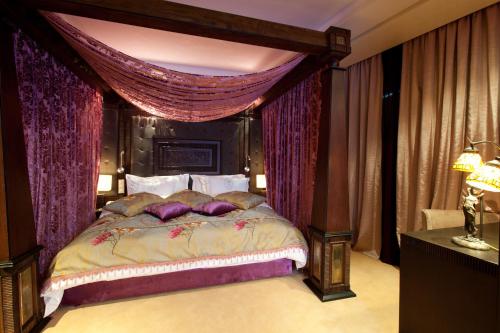 Postel nebo postele na pokoji v ubytování Art Palace Suites & Spa