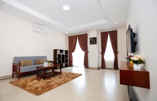 una sala de estar con un sofá y una mesa en MekongView 2 CondoTel, en Phnom Penh