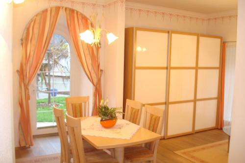 a dining room with a table and chairs and a window at Gästehaus Moser in Ramingstein