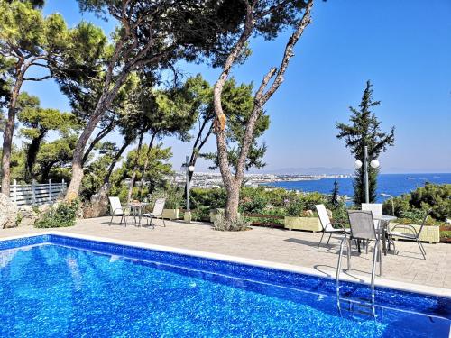 Bazén v ubytovaní Louis Luxury Villa by living in blue alebo v jeho blízkosti