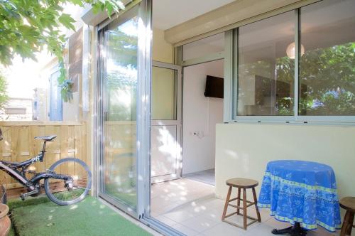 Appartement en RDC climatisé avec terrasse ombragée et privative