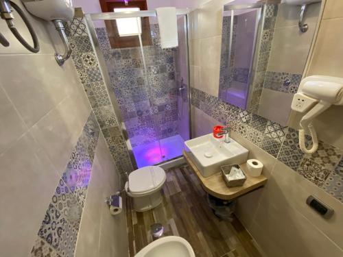 La salle de bains est pourvue de toilettes, d'une douche et d'un lavabo. dans l'établissement Casa Lucia, à Naples