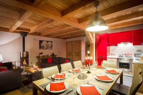une salle à manger et un salon avec une table et des chaises dans l'établissement Chalet l'ALPAGA 2, à Les Deux Alpes