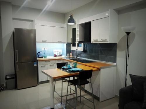 Virtuvė arba virtuvėlė apgyvendinimo įstaigoje Suite Apartment Athens center, metro Metaxourgeio