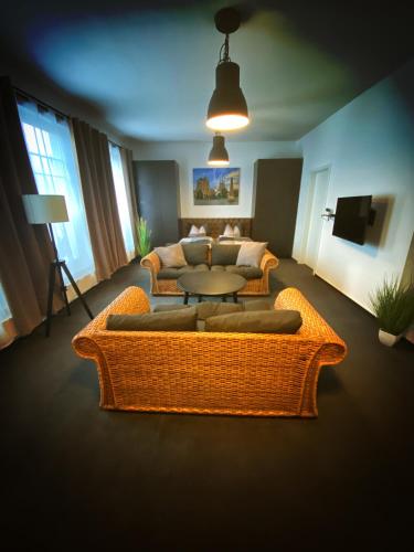 uma sala de estar com um sofá e uma mesa em Suite an der Lutherkirche em Erfurt